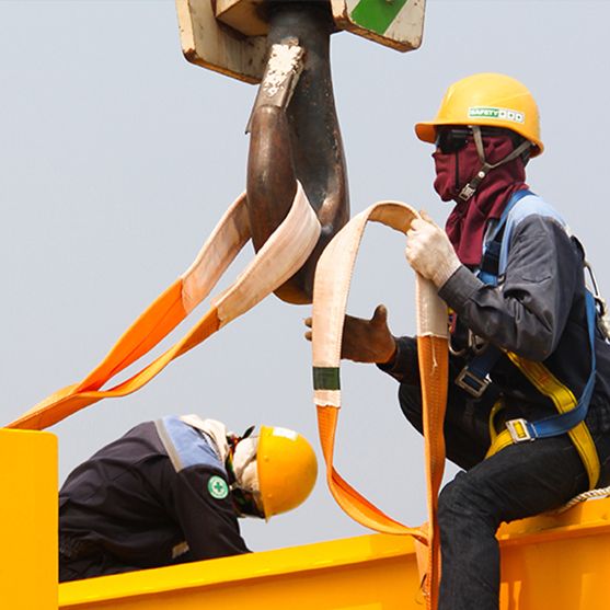 worker setting the lifting belt